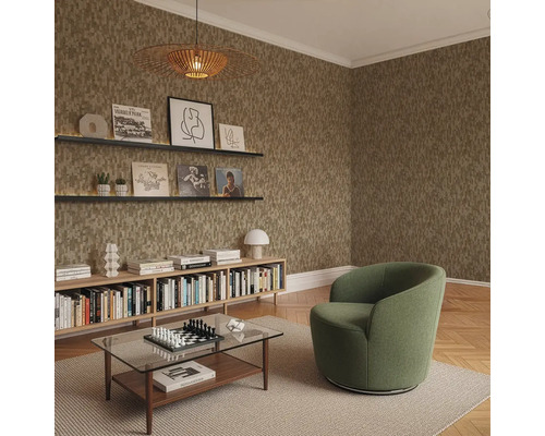 Moderní obývací pokoj se strukturovanou tapetou v zemních tónech, zeleným křeslem, skleněným konferenčním stolkem a dřevěnými policemi.