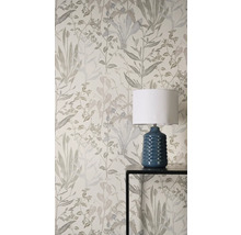 Tapeta s rostlinným vzorem a stolní lampou
