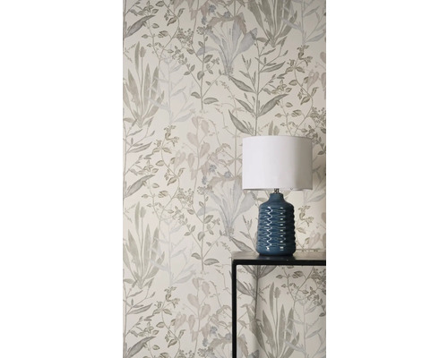 Tapeta s rostlinným vzorem a stolní lampou