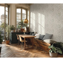 Jídelna s dřevěným stolem, lavicí s polštáři a květinovou tapetou