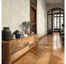 Světlý obývací pokoj s tapetou se vzorem, dřevěnou podlahou a komodou