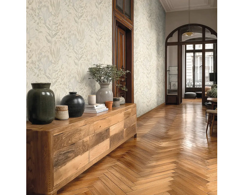 Světlý obývací pokoj s tapetou se vzorem, dřevěnou podlahou a komodou