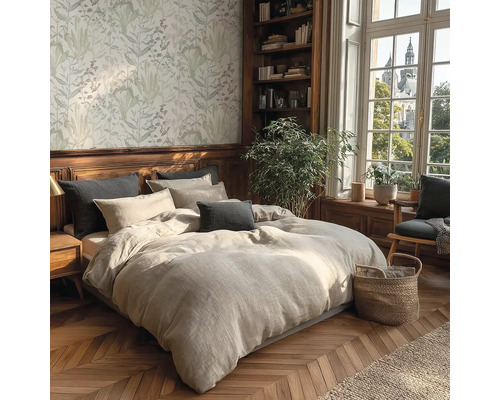 Útulná ložnice s dvoulůžkem, ložním prádlem, polštáři a rostlinami