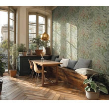 Světlá místnost s jídelním stolem, lavicí s polštáři a botanickou vzorovanou tapetou