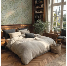 Ložnice s postelí, knihovnou a květinovou tapetou