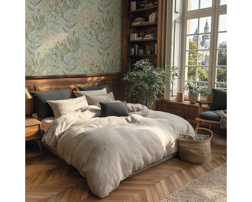 Ložnice s postelí, knihovnou a květinovou tapetou