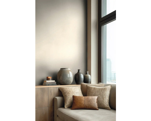 Obývací pokoj s pohovkou, polštáři a dekorativními vázami