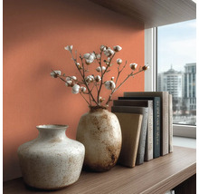 Dekorativní scéna s vázami, bavlněnými větvemi a knihami na polici