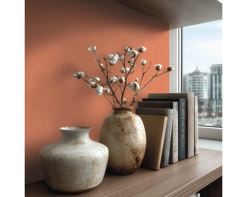 Dekorativní scéna s vázami, bavlněnými větvemi a knihami na polici