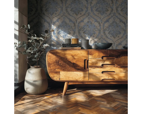 Obývací pokoj s tapetou s ornamenty, komodou z masivního dřeva, vázou s rostlinou a parketami se stromečkovým vzorem.