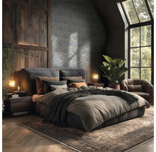 Útulná ložnice s velkou tmavou postelí, tapetou s ornamentálním vzorem, stěnou z tmavých dřevěných panelů a teplým osvětlením z nočních lamp.