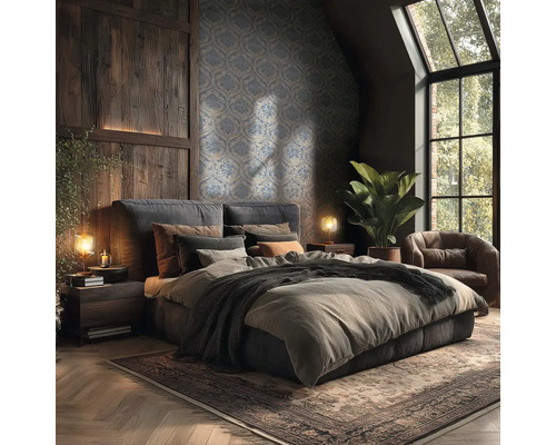 Útulná ložnice s velkou tmavou postelí, tapetou s ornamentálním vzorem, stěnou z tmavých dřevěných panelů a teplým osvětlením z nočních lamp.