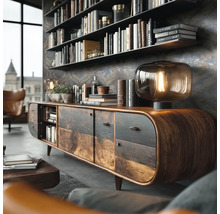 Obývací pokoj s dřevěnou komodou, skleněnou stolní lampou s vláknem, nástěnnou policí s knihami a vzorovanou tapetou.