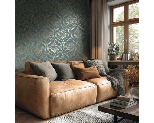 Obývací pokoj s hnědou koženou pohovkou, polštáři, dekou, dřevěným stolem, oknem a vzorovanou tapetou pro útulnou atmosféru