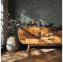 Obývací pokoj s dřevěnou komodou, rostlinou v květináči a vzorovanou tapetou