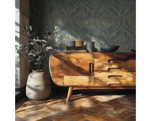 Obývací pokoj s dřevěnou komodou, rostlinou v květináči a vzorovanou tapetou