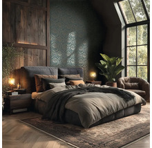 Ložnice s postelí, nočními stolky, kobercem a pokojovou rostlinou v tmavé místnosti