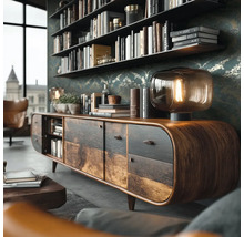 Obývací pokoj s dřevěnou komodou, lampou a knihovnou