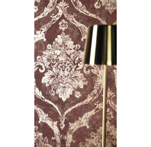 Vliesová tapeta s barokním ornamentálním vzorem ve vintage stylu vedle zlaté lampy.