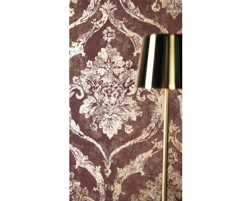 Vliesová tapeta s barokním ornamentálním vzorem ve vintage stylu vedle zlaté lampy.