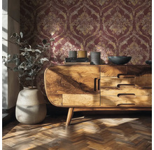 Tapeta s barokním damaškovým vzorem v prosvětlené místnosti za příborníkem z masivního dřeva a velkou podlahovou vázou.