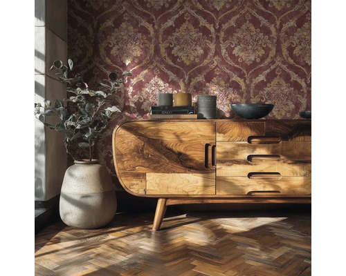 Tapeta s barokním damaškovým vzorem v prosvětlené místnosti za příborníkem z masivního dřeva a velkou podlahovou vázou.