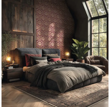 Moderní ložnice s barokní tapetou v červené a zlaté barvě, dřevěnými stěnovými panely, čalouněnou postelí, vintage kobercem a velkým oknem.