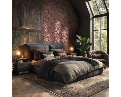 Moderní ložnice s barokní tapetou v červené a zlaté barvě, dřevěnými stěnovými panely, čalouněnou postelí, vintage kobercem a velkým oknem.