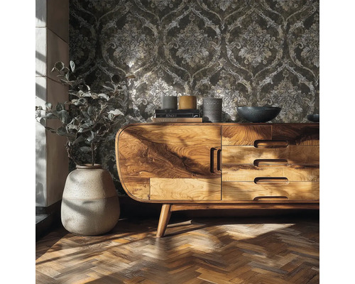 Scéna v obývacím pokoji s vliesovou tapetou s ornamentálním vzorem, dřevěným příborníkem a parketovou podlahou.