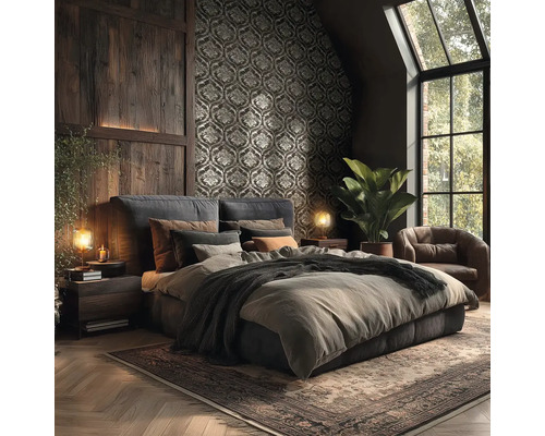 Tmavá ložnice s tapetou s ornamenty, dřevěným obložením stěn, čalouněnou postelí, koženým křeslem a kobercem v rustikálním stylu.