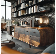 Rustikální dřevěný příborník s oblými rohy v obývacím pokoji s tapetou se vzorem, policemi a skleněnou stolní lampou.