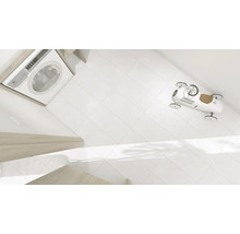 Pračka, bílé dlaždice a autíčko v koupelně