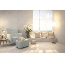 Světlý obývací pokoj s křeslem, podnožkou a velkým oknem