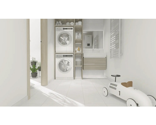 Světlá prádelna s pračkou, sušičkou a koupelnovým nábytkem.