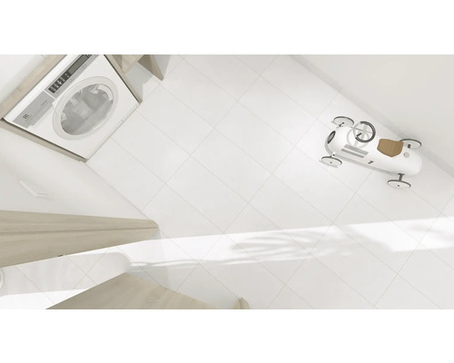 Pračka, bílé dlaždice a autíčko v koupelně