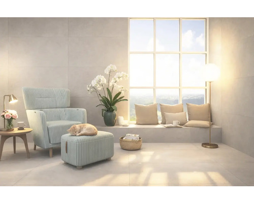 Světlý obývací pokoj s křeslem, podnožkou a velkým oknem