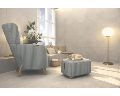 Obývací pokoj s křeslem, stoličkou, stojací lampou a kočkou spící na stoličce