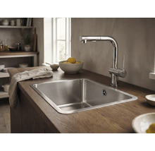 Dřez s vodovodní baterií ve světlé kuchyni