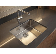 Nerezový dřez s vodovodní baterií v kuchyňské desce