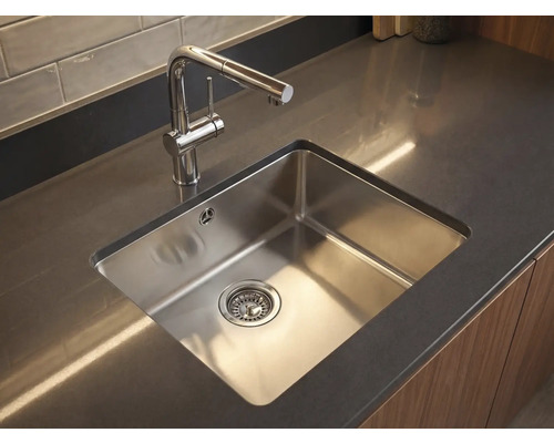 Nerezový dřez s vodovodní baterií v kuchyňské desce