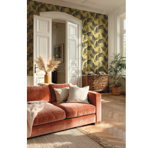 Obývací pokoj s tapetou se vzorem, pohovkou a dřevěnou podlahou