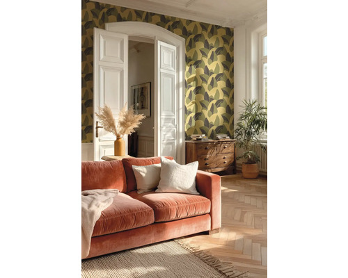 Obývací pokoj s tapetou se vzorem, pohovkou a dřevěnou podlahou