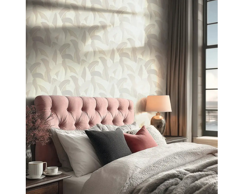 Tapeta s abstraktním listovým vzorem ve světlé ložnici s prošívaným čelem postele a oknem.