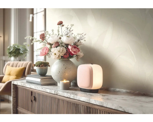 Moderni stolni lampa na komode s mramorovou deskou vedle vazy s kvetinami a svicky ve svetlem, usporadanem obyvacim pokoji.