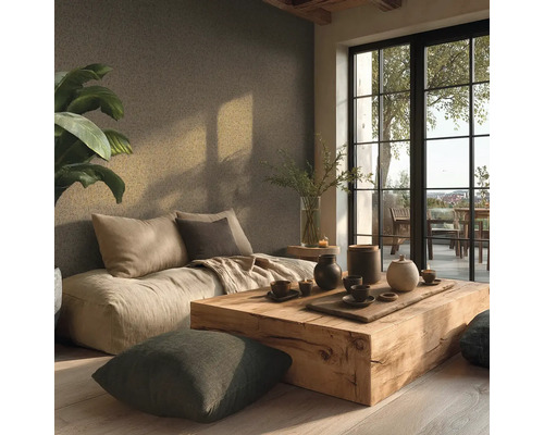 Světlý, minimalistický pokoj s podlahovou pohovkou, rustikálním dřevěným stolem a keramikou. Velké okno a pokojová rostlina, uspořádaná atmosféra.