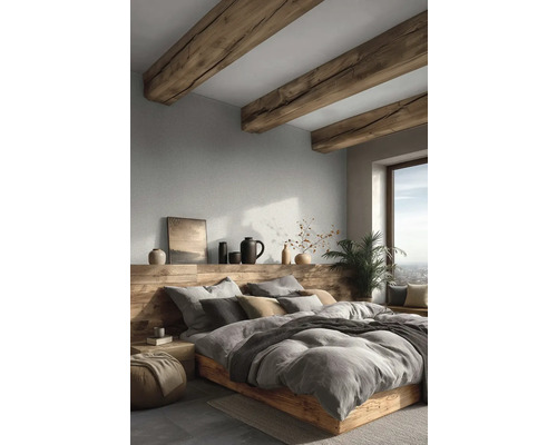 Moderní ložnice s rustikálními dřevěnými trámy, postelí z masivu, světle šedou strukturovanou tapetou a dekoracemi na dřevěné polici.