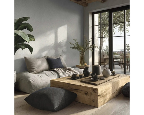 Moderní obývací pokoj se světle šedou barvou na stěně, masivním dřevěným stolem, podsedáky a velkým oknem na balkon.