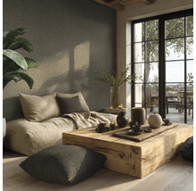 Obývací pokoj s pohovkou, dřevěným konferenčním stolkem a pokojovou rostlinou