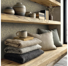 Útulný čtecí koutek s polštáři, přikrývkami a dekoracemi na dřevěných policích