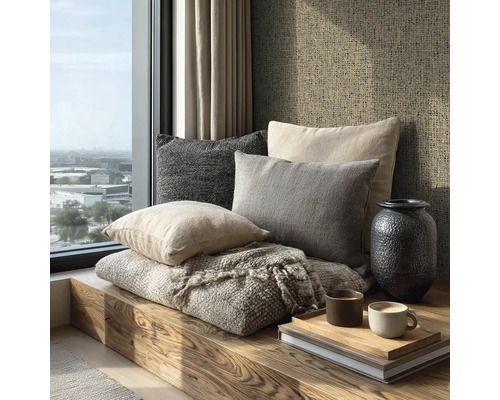 Dekorativní polštáře a deka na okenním parapetu spolu s nápojem na podnosu